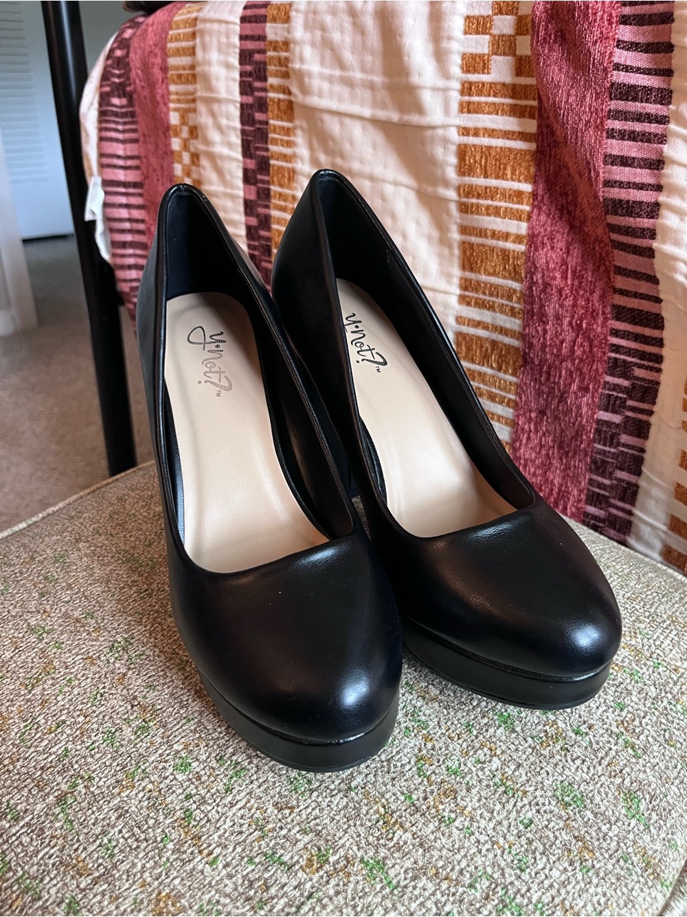 Black Platform Round-Toe Pumps – Classic Work-to-Evening Heels